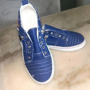 Tennis shoes for ladies size 7 .. blue color .. Never used ..